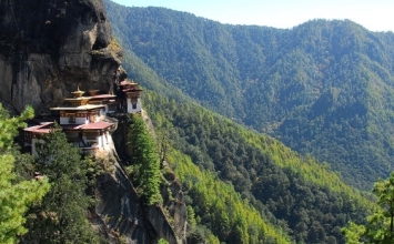 Những tu viện cheo leo trên vách núi